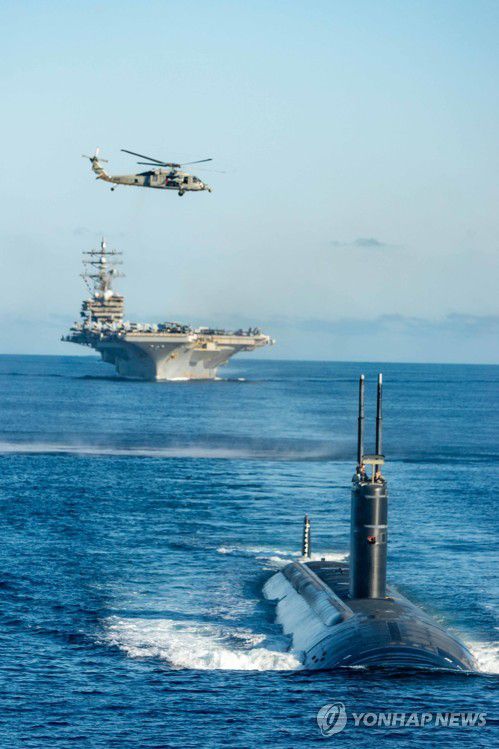 한미일 대잠전 훈련(서울=연합뉴스) 한미일 대잠전 훈련에 참가한 미국 측 전력들이 30일 동해 공해상에서 기동훈련을 하고 있다. 사진은 미국 원자력 추진 잠수함 아나폴리스함(앞쪽부터), 미국 원자력 추진 항공모함 로널드 레이건함, 미국 해상작전 헬기 MH-60 시호크. 2022.9.30 [해군 제공. 재판매 및 DB 금지] photo@yna.co.kr