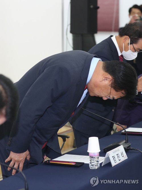 고개 숙여 인사하는 정진석 비대위원장(대구=연합뉴스) 김현태 기자 = 국민의힘 정진석 비상대책위원장이 13일 오전 대구시당에서 열린 대구·경북 현장 비상대책위원회 회의에서 지역 당원들에게 고개 숙여 인사하고 있다. 2022.10.13 mtkht@yna.co.kr