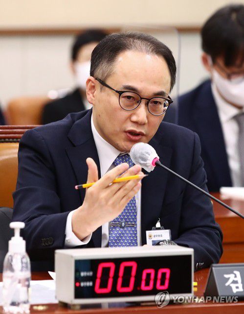 답변하는 이원석 검찰총장(서울=연합뉴스) 백승렬 기자 = 이원석 검찰총장이 20일 국회 법제사법위원회에서 열린 대검찰청 국정감사에서 의원 질의에 답변하고 있다. 2022.10.20 [국회사진기자단] srbaek@yna.co.kr