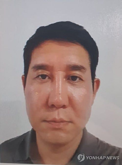 '라임몸통' 김봉현, 재판 앞두고 전자장치 끊고 도주(서울=연합뉴스) 라임자산운용 사태의 핵심 인물로 꼽히는 김봉현 전 스타모빌리티 회장이 11일 오후 재판을 앞두고 전자장치를 끊은 채 도주했다.     검찰에 따르면 이날 오후 1시 30분께 경기 하남시 팔당대교 부근에서 김 전 회장의 전자장치가 끊어졌고 연락이 두절됐다. 사진은 김봉현 전 회장. 2022.11.11 [서울남부지검 제공. 재판매 및 DB 금지] photo@yna.co.kr