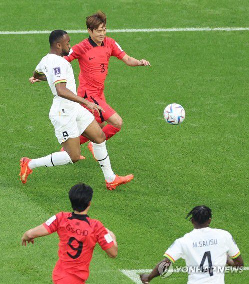 김진수, 드리볼 돌파(알라이얀=연합뉴스) 김주성 기자 = 28일 오후(현지시간) 카타르 알라이얀의 에듀케이션 시티 스타디움에서 열린 2022 카타르 월드컵 조별리그 H조 2차전 대한민국과 가나의 경기. 대한민국 김진수가 드리볼 돌파를 시도하고 있다. 2022.11.28 utzza@yna.co.kr