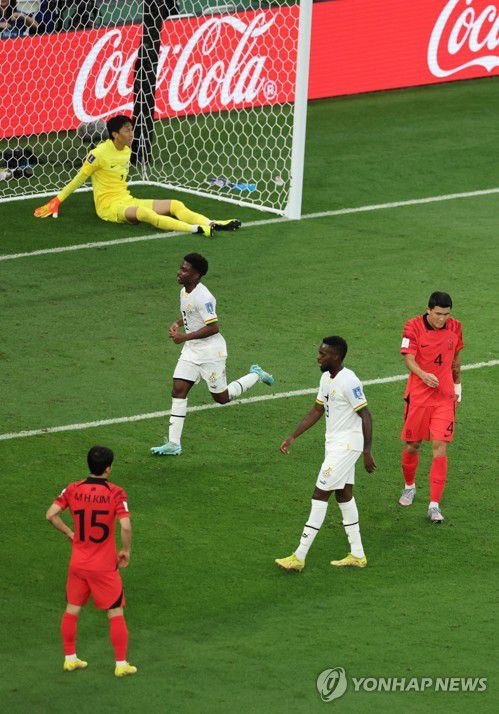 허탈한 표정의 김승규(알라이얀=연합뉴스) 김주성 기자 = 28일 오후(현지시간) 카타르 알라이얀의 에듀케이션 시티 스타디움에서 열린 2022 카타르 월드컵 조별리그 H조 2차전 대한민국과 가나의 경기. 한국 골키퍼 김승규가 가나에게 추가골을 허용한 뒤 허탈한 표정을 짓고 있다. 2022.11.28 utzza@yna.co.kr