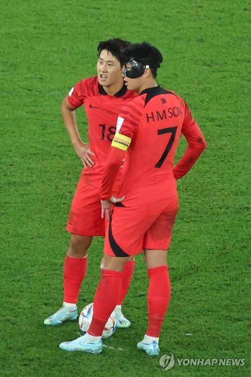 프리킥 의논하는 손흥민과 이강인 (알라이얀=연합뉴스) 김주성 기자 = 3일 오전(한국시간) 카타르 알라이얀의 에듀케이션 시티 스타디움에서 열린 2022 카타르 월드컵 조별리그 H조 3차전 대한민국과 포르투갈 경기. 손흥민과 이강인이 프리킥 공격을 의논하고 있다. 2022.12.3