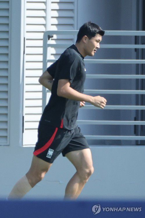 따로 훈련하는 김민재(도하=연합뉴스) 김주성 기자 = 2022 카타르 월드컵 16강전 브라질과의 경기를 앞둔 축구대표팀의 김민재가 4일 오전(한국시간) 카타르 도하 알에글라 훈련장에서 팀훈련에 빠진 채 혼자 러닝을 하고 있다. 2022.12.4 utzza@yna.co.kr