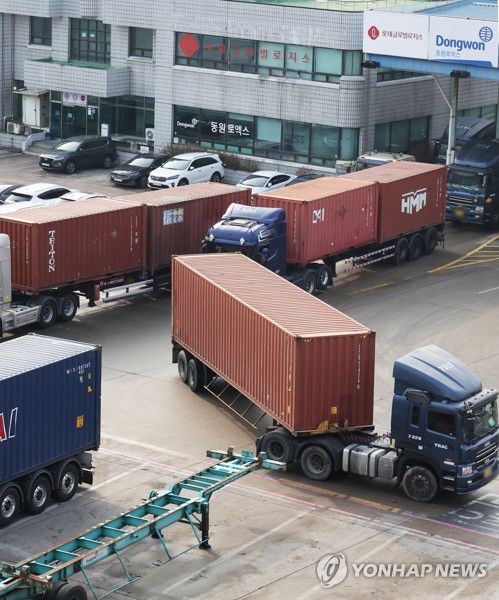 의왕 내륙컨테이너기지 분주하게 오가는 화물차(의왕=연합뉴스) 홍기원 기자 = 화물연대가 파업을 종료하고 현장 복귀를 결정한 9일 경기도 의왕시 내륙컨테이너기지(ICD)에서 화물차가 분주하게 오가고 있다. 2022.12.9 xanadu@yna.co.kr