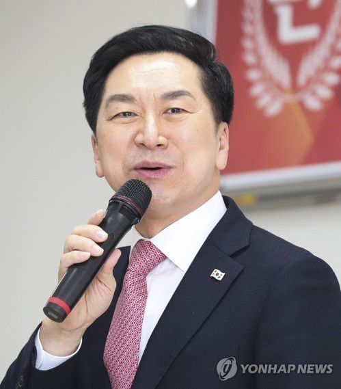 발언하는 김기현의원(부산=연합뉴스) 강덕철 기자 = 국민의힘 당권주자인 김기현 의원이 27일 오전 부산 동래구 부산체육회관을 방문, 발언하고 있다. 2023.1.27 kangdcc@yna.co.kr