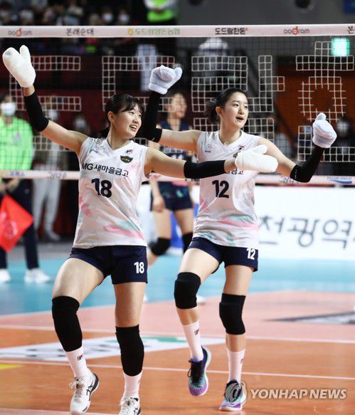 춤추는 권민지와 이다현(인천=연합뉴스) 김상연 기자 = 29일 인천 삼산월드체육관에서 열린 프로배구 V리그 올스타전에서 Z-STAR팀 권민지(왼쪽)와 이다현이 춤 세리머니를 하고 있다. 23.1.29 goodluck@yna.co.kr