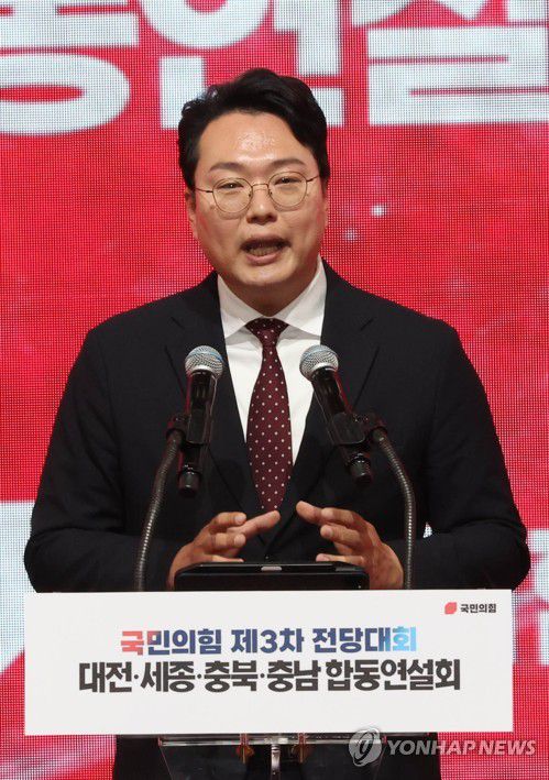 정견발표하는 천하람 당대표 후보(대전=연합뉴스) 백승렬 기자 = 국민의힘 천하람 당대표 후보가 21일 대전시 동구 대전대학교맥센터에서 열린 '힘내라! 대한민국 - 국민의힘 제3차 전당대회 대전·세종·충북·충남 합동연설회'에서 정견발표를 하고 있다. 2023.2.21 srbaek@yna.co.kr