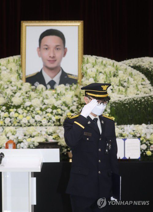 동기 소방관의 경례(김제=연합뉴스) 최영수 기자 = 9일 전북 김제시 국립청소년농생명센터에서 열린 고 성공일 소방교의 영결식에서 동기 소방관이 경례하고 있다. 2023.3.9 kan@yna.co.kr