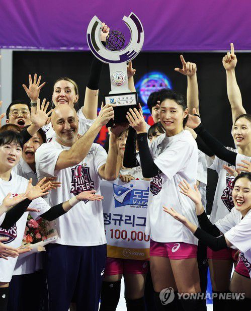 트로피 들고 기념 촬영을 하는 흥국생명 선수들(화성=연합뉴스) 홍기원 기자 = 15일 경기도 화성종합경기타운 실내체육관에서 열린 프로배구 V리그 여자부 IBK기업은행 알토스와 흥국생명 핑크스파이더스의 경기. 세트스코어 3:0으로 승리하며 정규리그 1위를 확정한 흥국생명 선수들이 트로피를 들고 기뻐하고 있다. 2023.3.15 xanadu@yna.co.kr