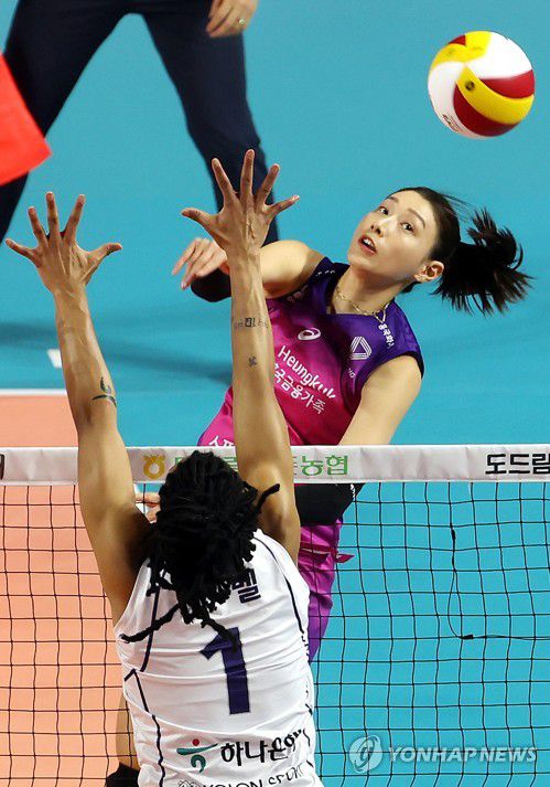 김연경 '캣벨 완전히 속였어'(인천=연합뉴스) 윤태현 기자 = 29일 인천 삼산월드체육관에서 열린 여자프로배구 챔피언결정전 1차전 흥국생명 핑크스파이더스와 한국도로공사 하이패스배구단의 경기. 1세트 흥국생명 김연경이 한국도로공사 캣벨의 수비를 피해 스파이크하고 있다. 2023.3.29 tomatoyoon@yna.co.kr