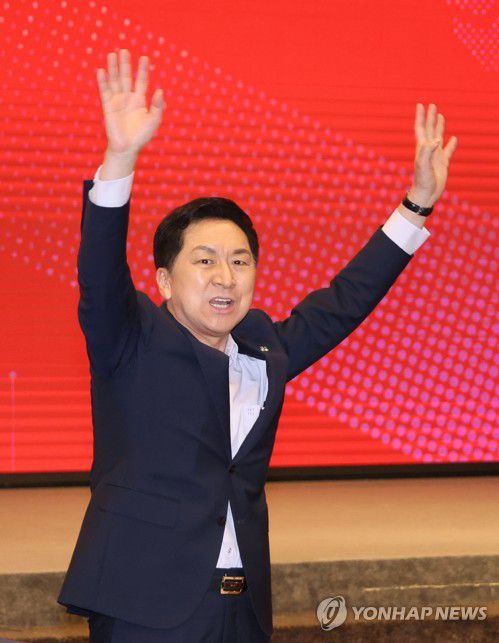 인사하는 김기현 대표(서울=연합뉴스) 한상균 기자 = 국민의힘 김기현 대표가 2일 여의도 중소기업중앙회에서 열린 전국 당협위원장 워크숍에서 참석자들에게 인사하고 있다. 2023.6.2 xyz@yna.co.kr