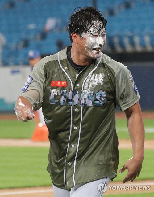 오승환 500세이브 축하 케이크(대구=연합뉴스) 윤관식 기자 = 6일 오후 대구 삼성라이온즈파크에서 열린 2023 프로야구 NC 다이노스와 삼성 라이온즈의 경기. 삼성 오승환이 한미일 통산 500세이브를 달성하고 축하받고 있다. 2023.6.6 psik@yna.co.kr