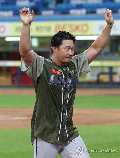 오승환 '500세이브 환호'(대구=연합뉴스) 윤관식 기자 = 6일 오후 대구 삼성라이온즈파크에서 열린 2023 프로야구 NC 다이노스와 삼성 라이온즈의 경기. 삼성 오승환이 한미일 통산 500세이브를 달성하고 축하받고 있다. 2023.6.6 psik@yna.co.kr