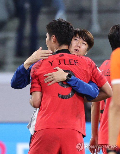 김은중 '잘했어, 영준아'(산티아고 델 에스테로=연합뉴스) 임화영 기자 = 1일(현지시간) 오후 아르헨티나 산티아고 델 에스테로 스타디움에서 열린 2023 국제축구연맹(FIFA) 20세 이하(U-20) 월드컵 16강전 한국과 에콰도르의 경기에서 3-2로 승리를 거두며 8강 진출에 성공한 김은중 감독이 이날 첫 째골의 주인공 이영준과 포옹하고 있다. 2023.6.2 hwayoung7@yna.co.kr