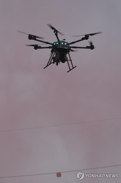 공격하는 소총 드론 (양주=연합뉴스) 임병식 기자 = 2일 경기도 양주시 광적면 가납리비행장에서 열린 2023 아미 타이거(Army TIGER) 드론봇 페스티벌 아미 타이거 전투 체계 시연에서 소총 드론이 연막탄 위로 이동하며 공격하고 있다. 2023.6.2     andphotodo@yna.co.kr