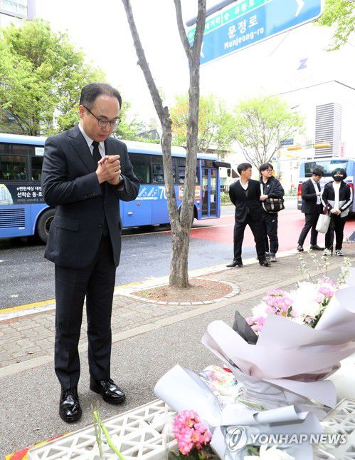 대전 찾은 검찰총장(대전=연합뉴스) 이주형 기자 = 지난 4월11일 오후 대전 서구 둔산동 음주운전 교통사고 현장을 찾은 이원석 검찰총장이 사고로 세상을 떠난 배승아(9) 양을 위해 기도하는 모습 [연합뉴스 자료사진]