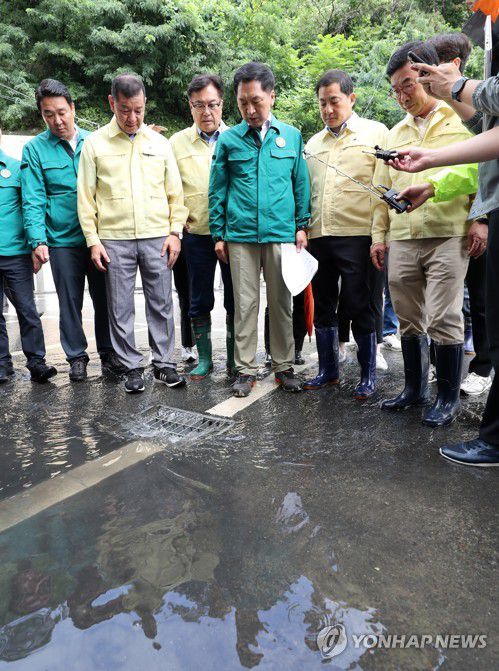 공주 방문한 김기현(공주=연합뉴스) 김준범 기자 = 국민의힘 김기현 대표를 비롯한 당 관계자들이 17일 오전 수해를 입은 충남 공주시 옥룡동 한 아파트를 찾아 피해상황을 확인하고 있다. 2023.7.17 psykims@yna.co.kr
