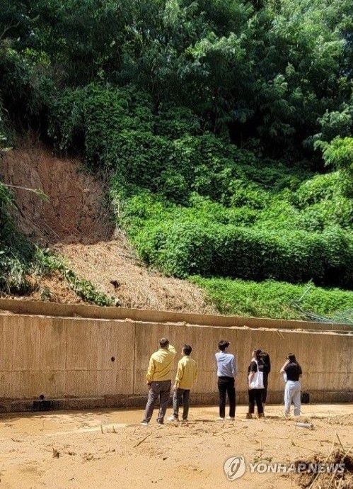 태풍 카눈 피해입은 '창원 성산 패총'(서울=연합뉴스) 이은석 문화재청 국립가야문화재연구소장이 11일 오후 태풍 카눈으로 토사가 붕괴되고 울타리가 파손된 경남 소재의 사적 '창원 성산 패총'을 방문해 피해 상황을 점검하고 있다. 2023.8.11 [문화재청 제공. 재판매 및 DB 금지] photo@yna.co.kr