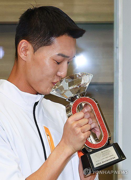 우상혁의 트로피 키스(영종도=연합뉴스) 서대연 기자 = 2023 세계육상연맹 다이아몬드리그 파이널 남자 높이뛰기 경기에서 2ｍ35를 넘어 우승을 차지한 우상혁이 19일 오후 인천국제공항 제2여객터미널을 통해 귀국해 트로피를 들고 입을 맞추고 있다. 2023.9.19 dwise@yna.co.kr