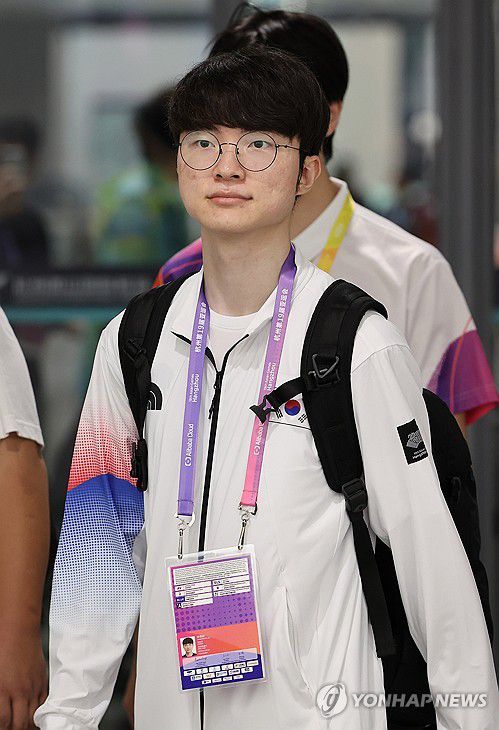 '페이커' 이상혁이 왔다(항저우=연합뉴스) 박동주 기자 = 항저우 아시안게임에 출전하는 대한민국 e스포츠 국가대표팀 '페이커' 이상혁이 22일 오후 중국 항저우 샤오산 국제공항을 통해 입국하고 있다. 2023.9.22 pdj6635@yna.co.kr