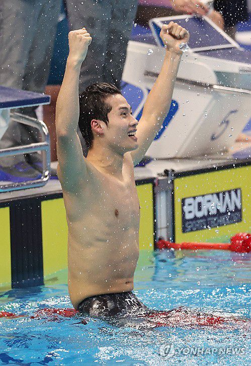 남자 계영 금빛 환호(항저우=연합뉴스) 김인철 기자 = 25일 중국 항저우 올림픽 스포츠센터 수영장에서 열린 2022 항저우 아시안게임 수영 남자 계영 800ｍ 자유형 결승에서 1위를 차지한 대한민국의 황선우가 환호하고 있다. 2023.9.25 yatoya@yna.co.kr