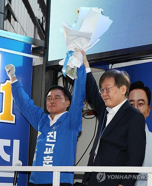 이재명 대표, 진교훈 후보 지원 유세(서울=연합뉴스) 한상균 기자 = 더불어민주당 이재명 대표가 9일 서울 강서구 발산역 인근에서 강서구청장 보궐선거 진교훈 후보 지원 유세를 하고 있다. 2023.10.9 [공동취 재] xyz@yna.co.kr