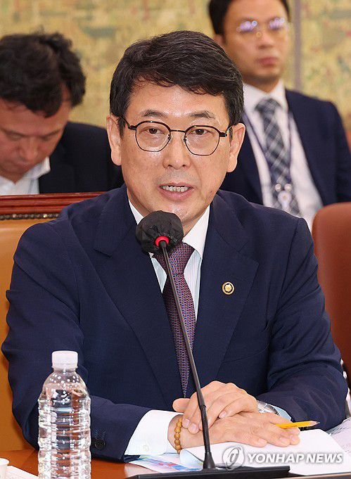 국감 답변하는 문화재청장(서울=연합뉴스) 한상균 기자 = 최응천 문화재청장이 12일 국회 문화체육관광위원회 국정감사에서 답변하고 있다. 2023.10.12 xyz@yna.co.kr