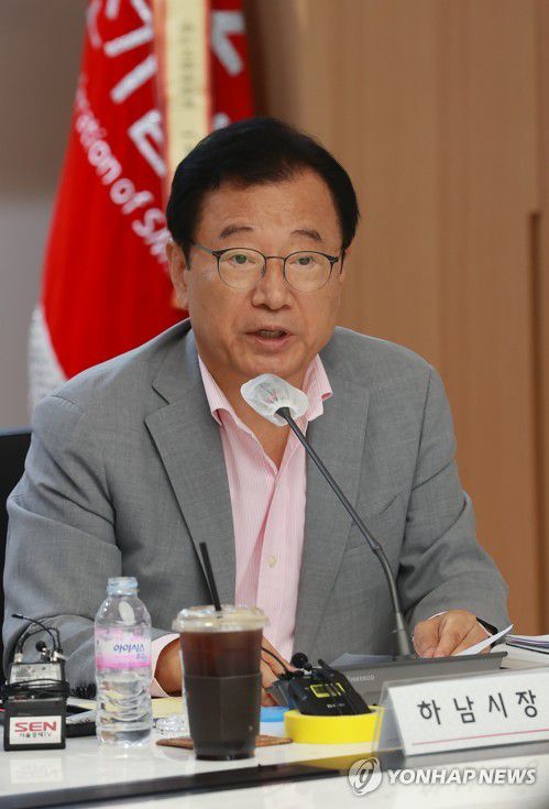 인사말 하는 이현재 하남시장(서울=연합뉴스) 진연수 기자 = 이현재 하남시장이 2일 오전 서울 영등포구 중소기업중앙회에서 열린 하남 K-스타월드 내 공연장 유치와 중소기업 배후단지 조성 설명회에서 인사말을 하고 있다. 2023.8.2 jin90@yna.co.kr