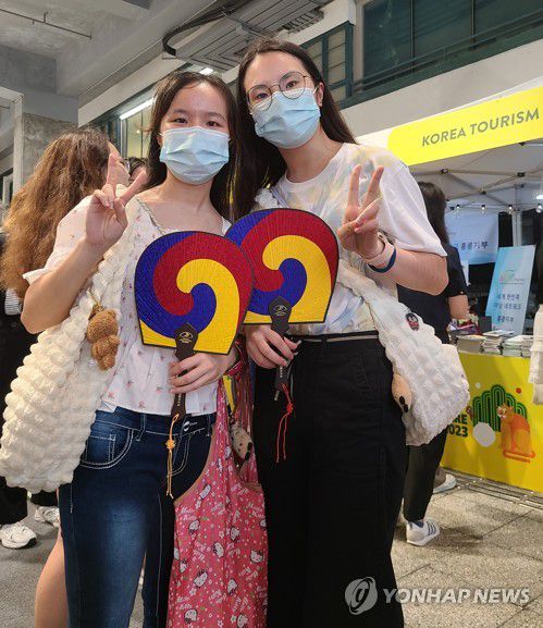 홍콩 '한국광장 2023' 행사(홍콩=연합뉴스) 윤고은 특파원 = 11일 홍콩에서 열린 한국문화 체험행사장을 방문한 홍콩인 웬디 씨와 맨디 씨. 2023.11.11.