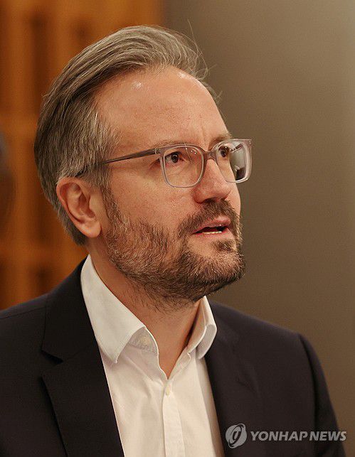 인터뷰하는 막시밀리안 메르클레 대표(서울=연합뉴스) 이재희 기자 = 막시밀리안 메르클레 베를린필 미디어 대표가 지난 17일 서울 강남구 오드포트에서 인터뷰를 하고 있다. 2023.11.19 scape@yna.co.kr