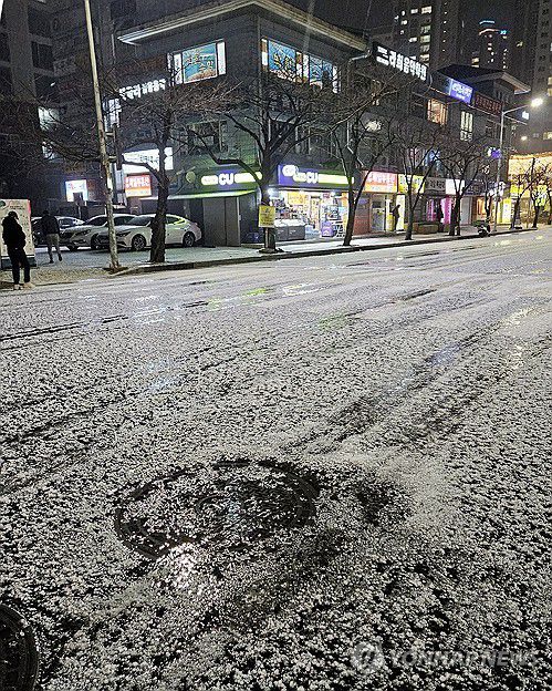 도로에 우박 쌓인 12월초 부산(부산=연합뉴스) 민영규 기자 = 6일 오후 부산 연제구 도로에 우박이 내리고 있다. 2023.12.6 ccho@yna.co.kr