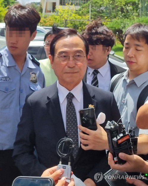 무죄 선고 후 소감 밝히는 박상돈 천안시장1심에서 무죄를 선고받은 뒤 대전지법 천안지원 앞에서 취재진에게 소감을 밝히는 박상돈 천안시장 [연합뉴스 자료사진]