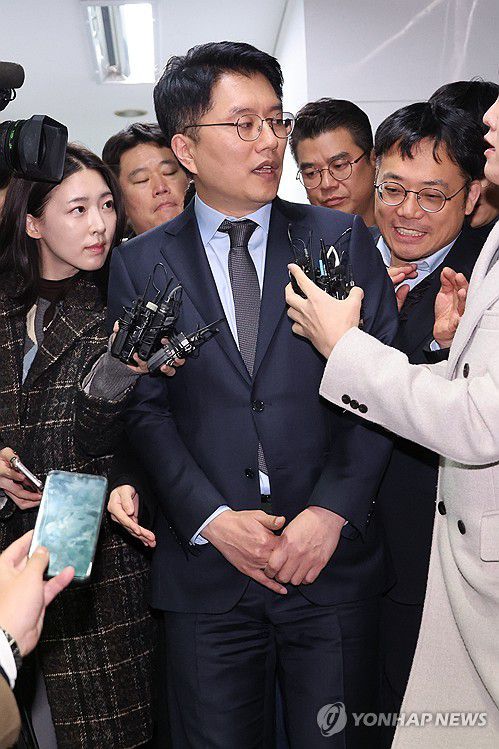 카카오모빌리티, 택시 단체와 간담회(서울=연합뉴스) 김주성 기자 = 류긍선 카카오모빌리티 대표가 13일 오후 서울 강남구 역삼동 전국택시연합회관에서 택시 4단체(전국택시노동조합연맹·전국민주택시노동조합연맹·전국개인택시운송사업조합연합회·전국택시운송사업조합연합회)와 간담회를 하기에 앞서 취재진의 질문에 답하고 있다.  2023.11.13 utzza@yna.co.kr