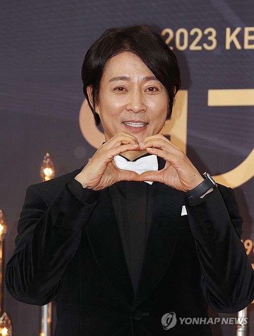 손하트 만드는 최수종(서울=연합뉴스) 이재희 기자 = 배우 최수종이 31일 오후 서울 영등포구 KBS에서 열린 '2023 KBS 연기대상' 레드카펫 행사에서 포즈를 취하고 있다. 2023.12.31 scape@yna.co.kr