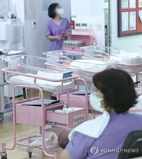 서울의 한 공공산후조리원 신생아실의 모습 [연합뉴스 자료사진]