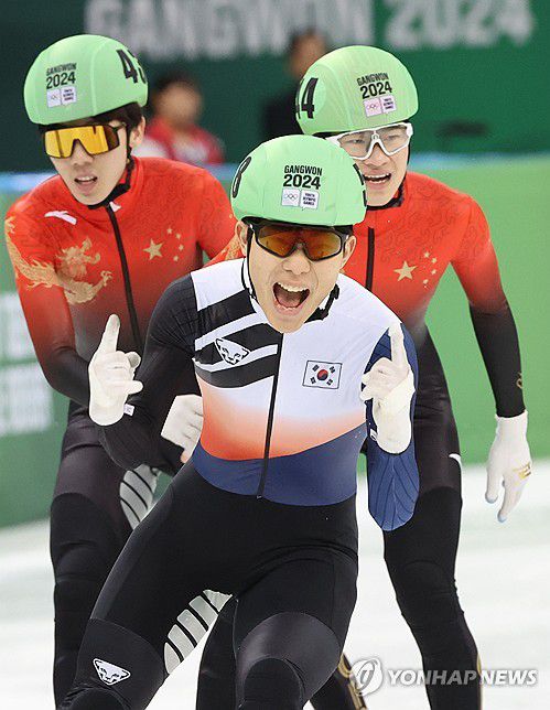 첫 메달 안겨준 주재희의 포효(강릉=연합뉴스) 임화영 기자 = 20일 오후 강원도 강릉 아이스아레나에서 열린 2024 강원 동계청소년올림픽 쇼트트랙 남자 1,500m 결승에서 주재희가 결승선을 첫 번째로 통과하며 환호하고 있다. 2024.1.20 hwayoung7@yna.co.kr