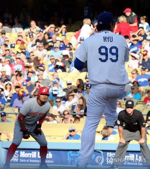역투하는 류현진, 리드하는 추신수(로스앤젤레스=연합뉴스) 도광환 기자 = 27일 오후(현지시간) LA다저스 스타디움에서 열린 LA다저스와 신시내티 레즈의 경기에서 다저스 선발투수 류현진이 힘차게 볼을 던지고 있다. 류현진에게 1회초 볼넷을 얻어 나간 신시내티 1번 타자 추신수가 1루에서 류현진의 투구를 보며 리드하고 있다.. 2013.7.28 dohh@yna.co.kr