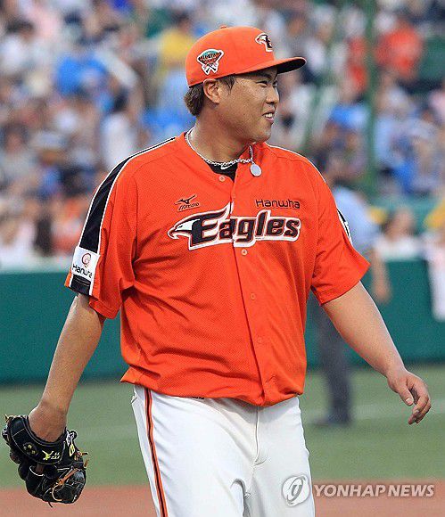 '괴물' 류현진, 12년 만에 한화 복귀(서울=연합뉴스) '코리안 몬스터' 류현진이 한국프로야구 KBO리그로 돌아온다.          한화 이글스는 "류현진과 계약 기간 8년, 최대 170억원에 계약했다"고 22일 발표했다.     이로써 2012시즌이 끝나고 미국프로야구 메이저리그로 직행한 류현진은 11시즌 동안 '빅리거'로 생활한 뒤 12년 만에 KBO리그로 복귀하게 됐다.      사진은 한화 시절 류현진 모습. 2024.2.22 [연합뉴스 자료사진] photo@yna.co.kr