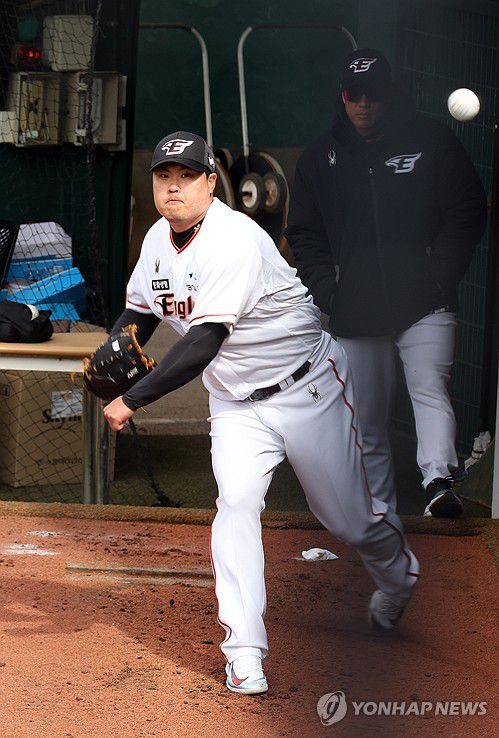 피칭하는 류현진(대전=연합뉴스) 이주형 기자 = 프로야구 한화 이글스가 7일 대전 한화생명이글스파크에서 자체 평가전을 가진 가운데, 한화 선발 류현진이 불펜 피칭을 하고 있다. 2024.3.7 coolee@yna.co.kr