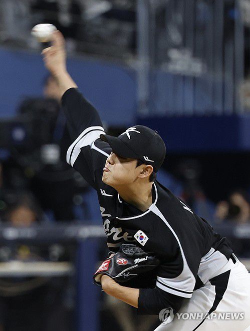 역투하는 문동주(서울=연합뉴스) 이지은 기자 = 17일 오후 서울 고척스카이돔에서 미국프로야구(MLB) 공식 개막시리즈를 앞두고 열린 팀코리아 대 샌디에이고 파드리스 연습 경기.     팀코리아 선발투수 문동주가 역투하고 있다. 2024.3.17 [공동취재] jieunlee@yna.co.kr