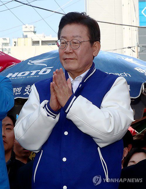 박수치는 이재명 대표(부산=연합뉴스) 손형주 기자 = 더불어민주당 이재명 대표가 15일 오후 부산 기장군 기장시장을 방문해 지지를 호소하는 기자회견을 마치고 박수치고 있다. 2024.3.15 [공동취재] handbrother@yna.co.kr