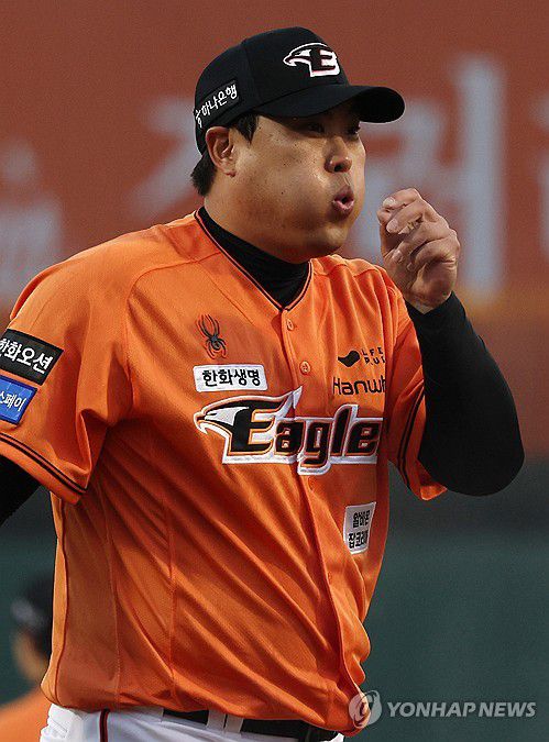 손 녹이는 류현진(대전=연합뉴스) 김준범 기자 = 29일 대전 한화생명이글스파크에셔 열린 프로야구 KT 위즈와 한화 이글스의 경기 시작 전 한화 선발 류현진이 손을 녹이고 있다. 2024.3.29 psykims@yna.co.kr