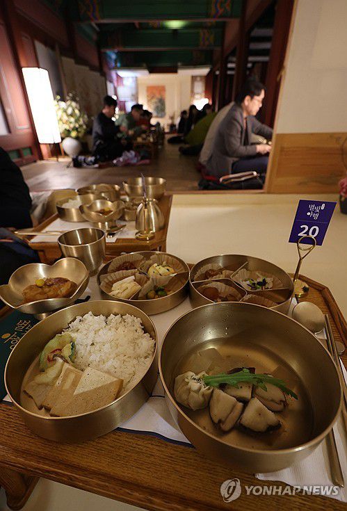 소주방 '도슭수라상' 체험(서울=연합뉴스) 박동주 기자 = 2일 서울 경복궁에서 열린 경복궁 별빛야행 사전행사에서 참가자들이 소주방 '도슭수라상'을 체험하고 있다. 2024.4.2 pdj6635@yna.co.kr