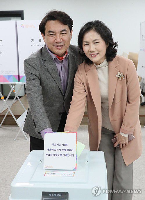 김진태 강원도지사, 소중한 한 표 행사(춘천=연합뉴스) 제22대 국회의원 선거 투표일인 10일 김진태 강원도지사가 부인 원현순 씨와 춘천시 자원봉사센터에 마련된 투표소를 찾아 한 표를 행사하고 있다. 2024.4.10 [강원도 제공·재판매 및 DB 금지] dmz@yna.co.kr