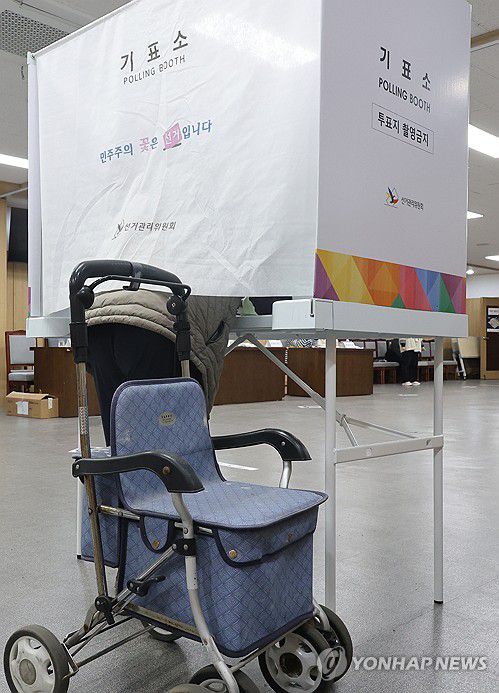 보행 보조기 이끌고 투표(제주=연합뉴스) 고성식 기자 = 제22대 국회의원선거일인 10일 오전 제주시 연동 제1투표소(제주도의회 의원회관)에서 보행 보조기를 이끌고 온 80대 유권자가 기표소에 들어가 기표하고 있다. 2024.4.10 koss@yna.co.kr