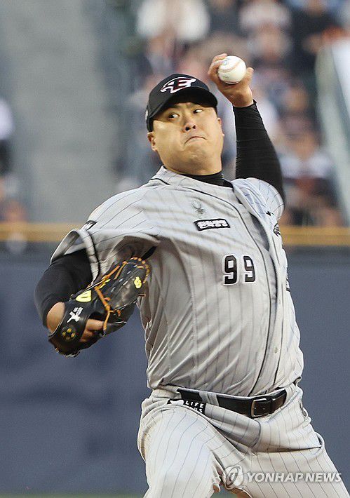 투구하는 한화 선발 류현진(서울=연합뉴스) 김주형 기자 = 11일 오후 서울 잠실야구장에서 열린 프로야구 한화 이글스와 두산 베어스의 경기.     한화 선발 류현진이 힘차게 투구하고 있다. 2024.4.11 kjhpress@yna.co.kr