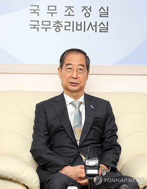 한덕수 총리, 출입기자단 간담회(세종=연합뉴스) 배재만 기자 = 한덕수 국무총리가 14일 정부세종청사 총리실 기자실을 방문, 출입 기자들과 간담회를 갖고 있다. 2024.5.15 scoop@yna.co.kr