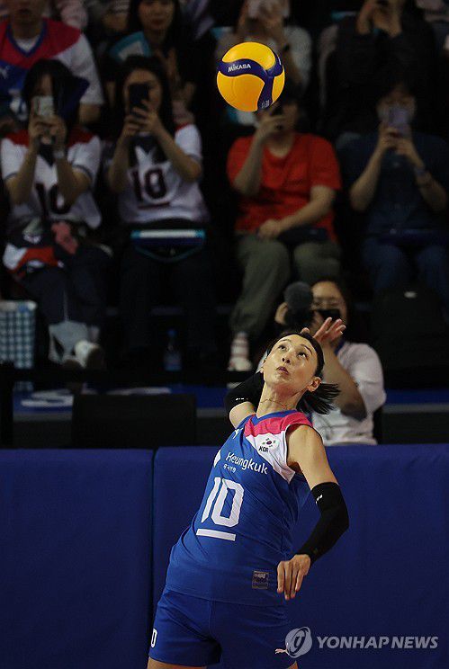 김연경의 서브(서울=연합뉴스) 박동주 기자 = 8일 서울 송파구 잠실 실내체육관에서 열린 김연경의 국가대표 은퇴 경기 '팀 대한민국'과 '팀 코리아'의 대결.      '팀 대한민국' 김연경이 서브하고 있다. 2024.6.8 pdj6635@yna.co.kr