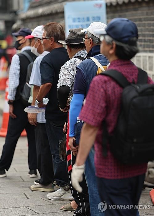 코앞으로 다가온 초고령화 사회(서울=연합뉴스) 서대연 기자 = 65세 이상 주민등록인구가 1천만명을 넘어선 것으로 나타난 가운데 11일 서울 종로구 탑골공원에서 노인들이 무료급식을 받기 위해 줄을 서 있다.     행정안전부는 10일 기준 65세 이상 주민등록인구가 1천만62명으로, 전체 주민등록인구 5천126만9천12명의 19.51%를 차지한다고 11일 밝혔다. 65세 이상 고령인구 비율이 20％를 넘어가면 '초고령화 사회'로 분류한다. 2024.7.11     dwise@yna.co.kr (끝)